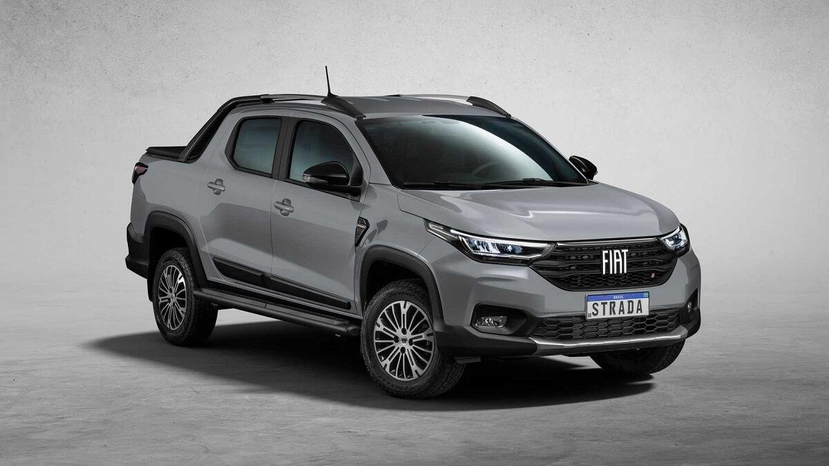 Foto lateral de uma Fiat Strada na nova cor cinza