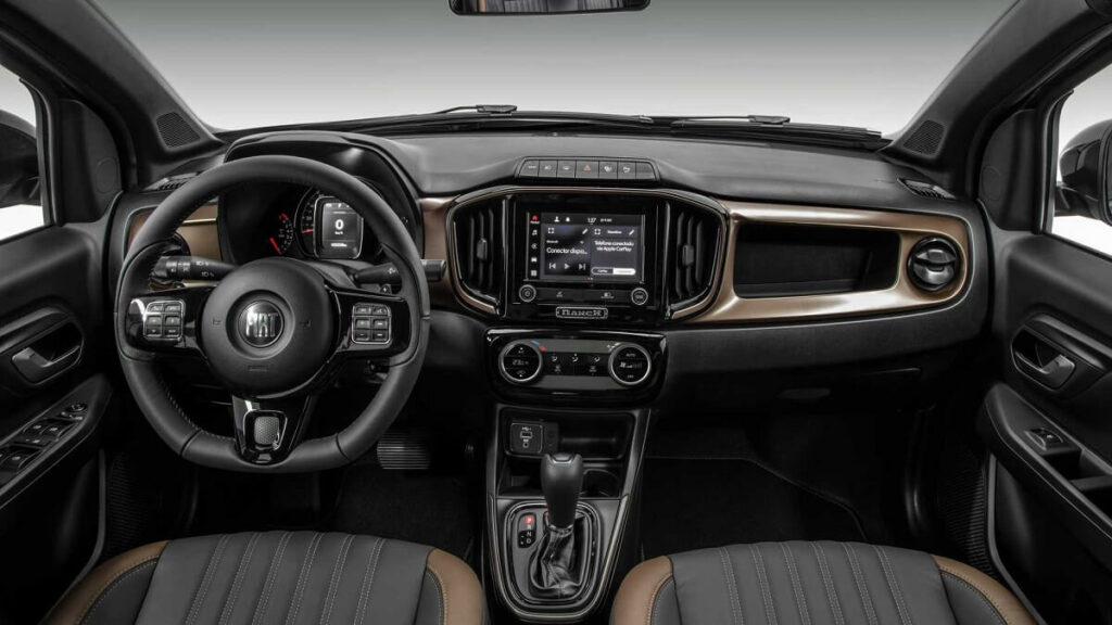 Foto do interior da Strada 2023, a foto mostra o console e o painel do modelo
