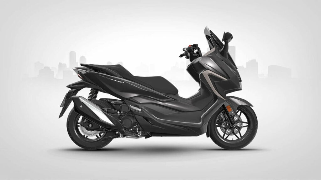 Foto lateral de uma Forza 350 2023 Cinza em um estúdio fotográfico
