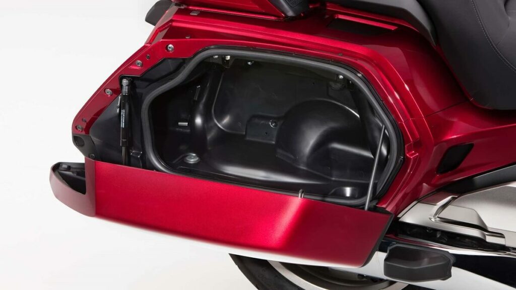 Foto lateral do bagageiro da Gold Wing Tour 1800 2023
