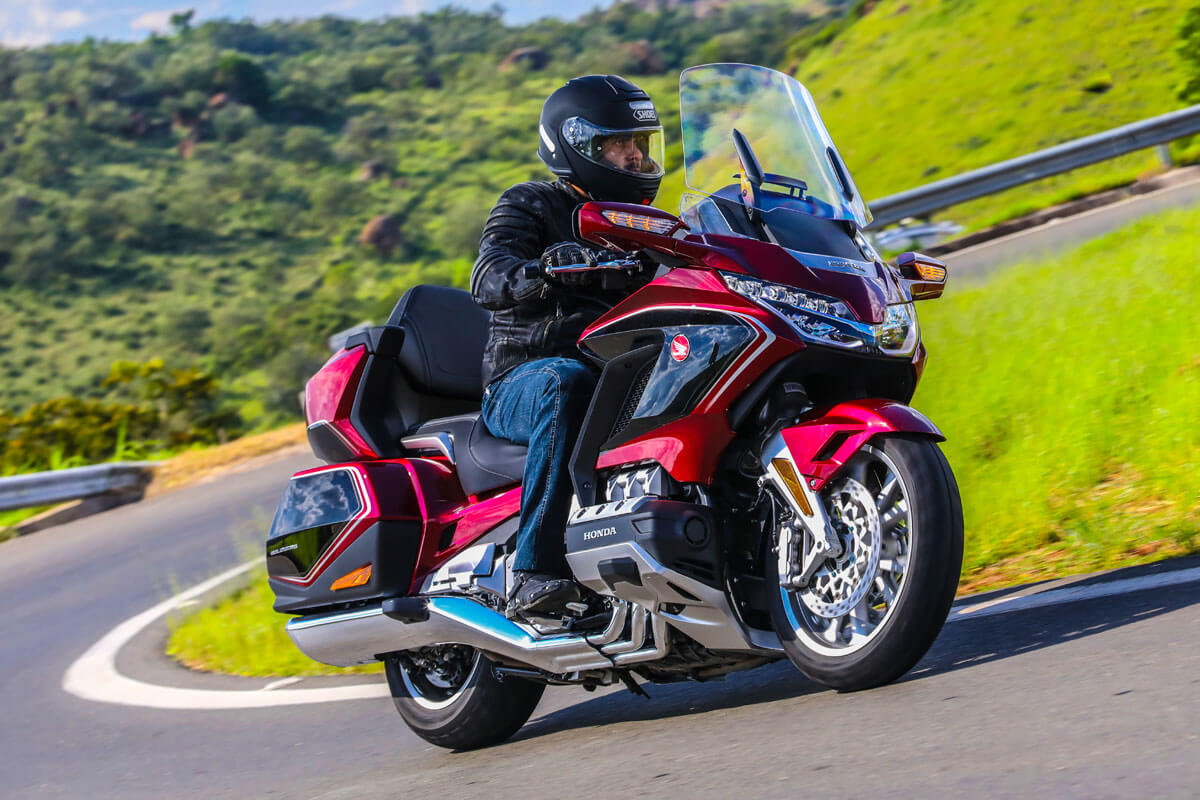 Foto de uma Gold Wing Tour 1800 2023 vermelha fazendo uma curva