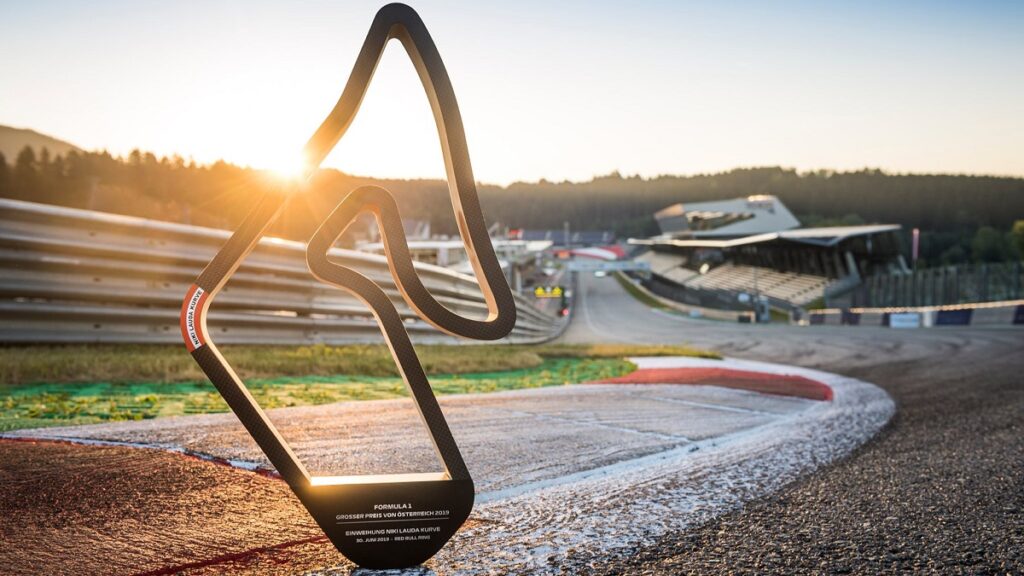 Foto da taça da Red Bull Ring na estrada sob um por do sol