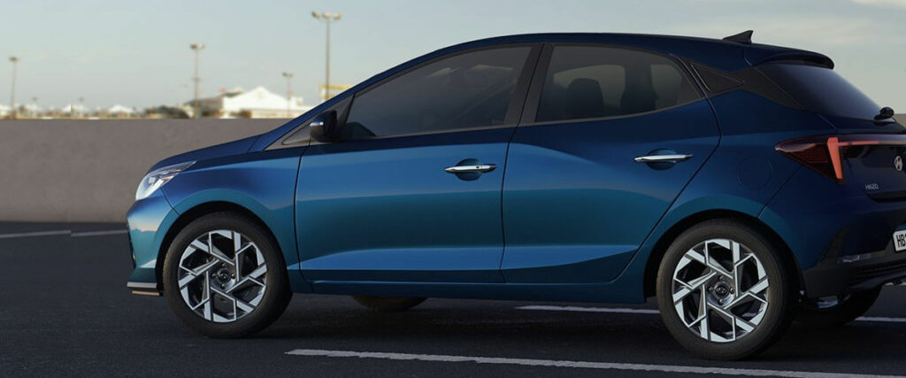 Foto lateral de um Hatch HB20 2023 Azul