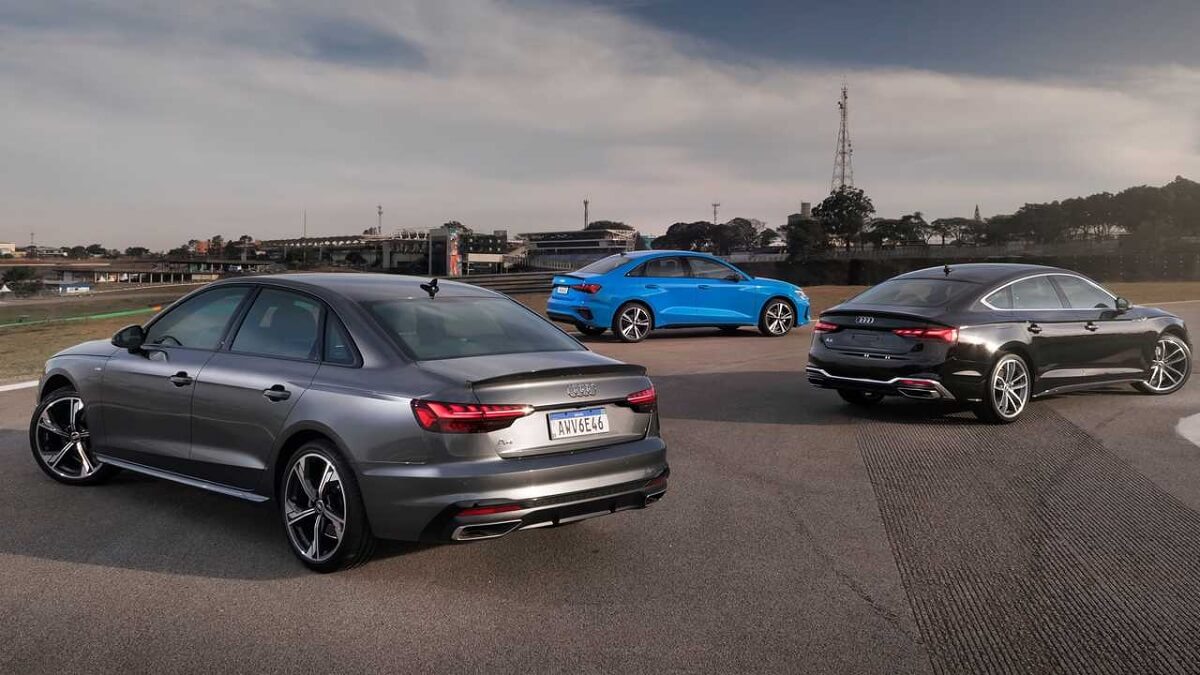 Foto de três carros da Audi em um pátio todos estão estacionados