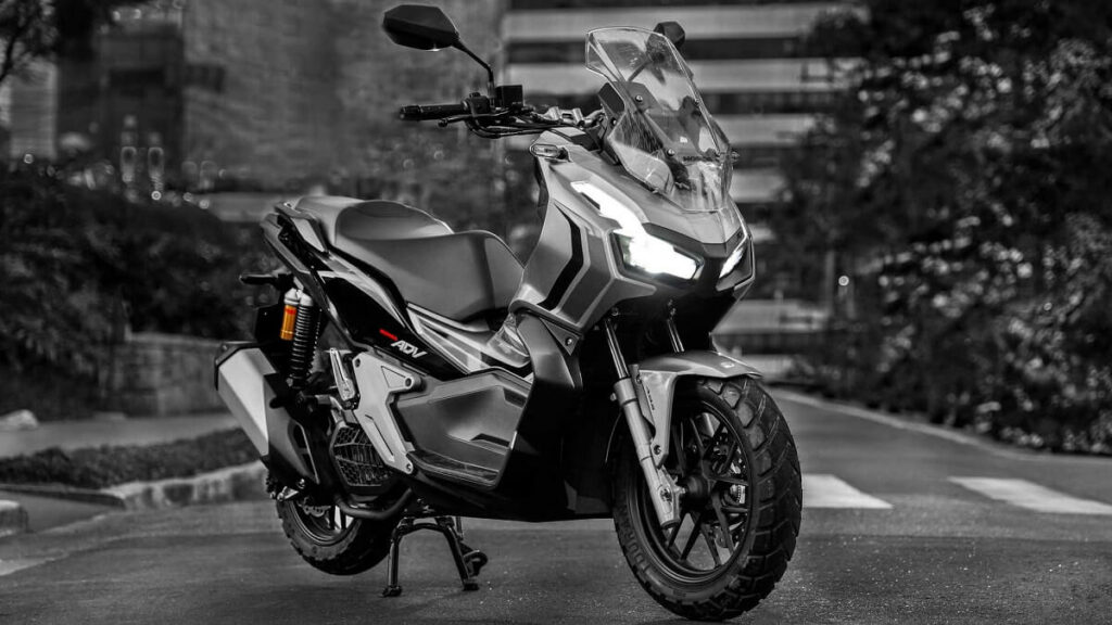 Foto lateral de uma Honda ADV 2023 na cor prata