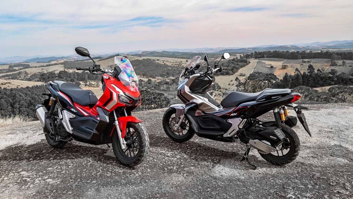 Foto lateral de duas Honda ADV 2023