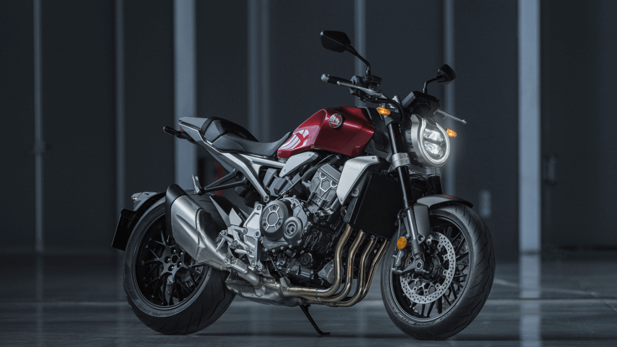 Foto lateral de uma Honda CB 1000R 2023 estacionada de lado em um cenário fotográfico