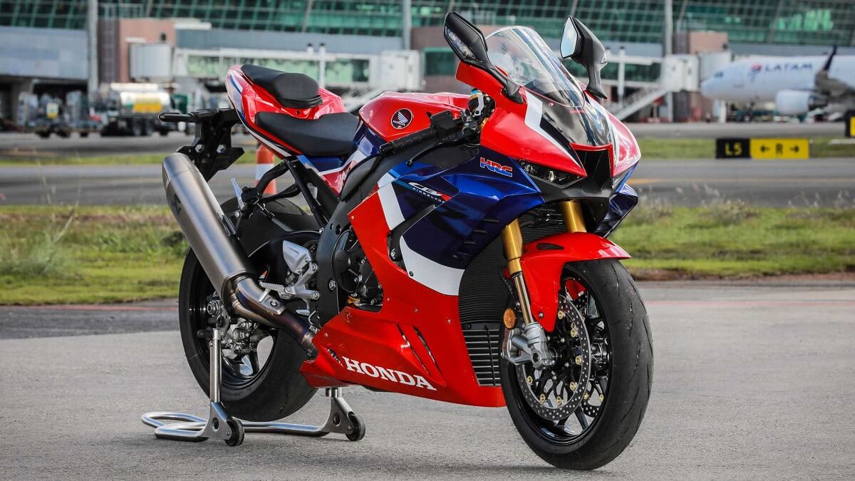Foto frontal de uma CBR 1000 RR-R 2023 na cor vermelho tricolor