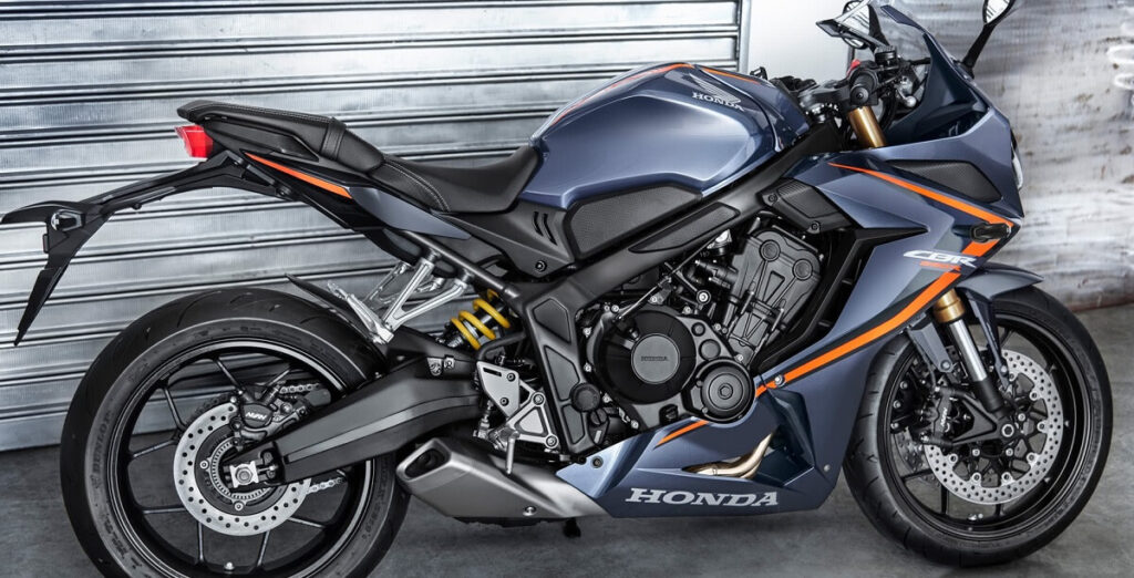 Foto lateral de uma CBR 650 R 2023 na cor cinza fosco