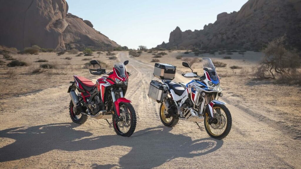 Foto de duas CRF 1100L 2023 no deserto