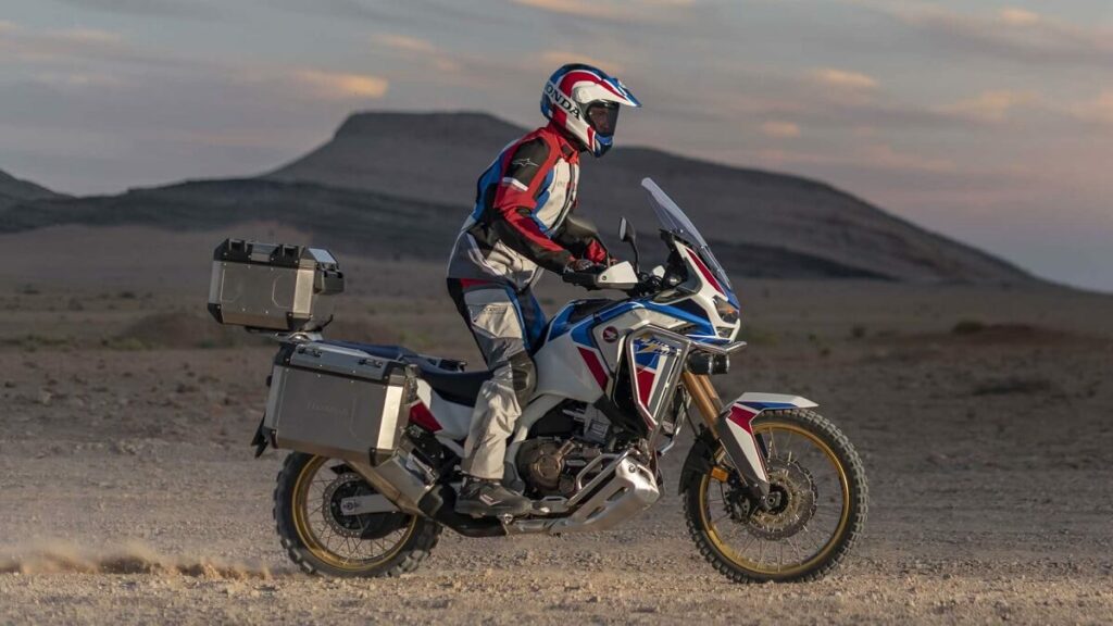 Foto lateral de uma CRF 1100L 2023 andando em um deserto