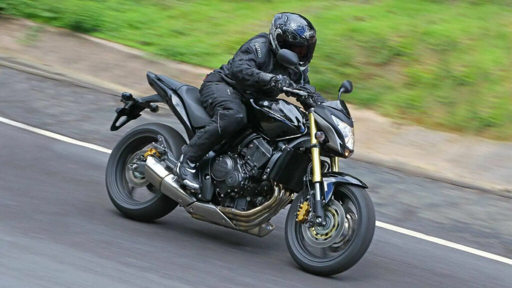Foto de uma pessoa andando com uma Hornet 2023