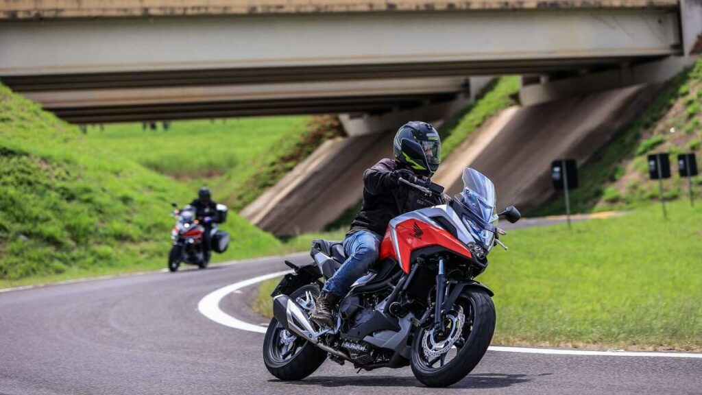 a NC 750X 2023 está sendo pilotada em uma cruva
