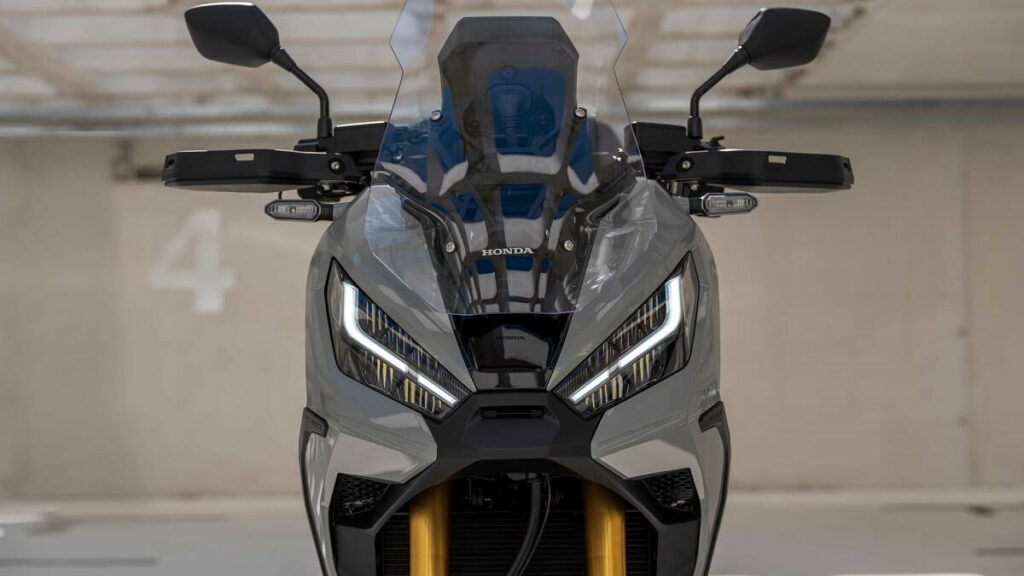 Foto frontal da X-ADV 2023 com as luzes de LED semi acesas