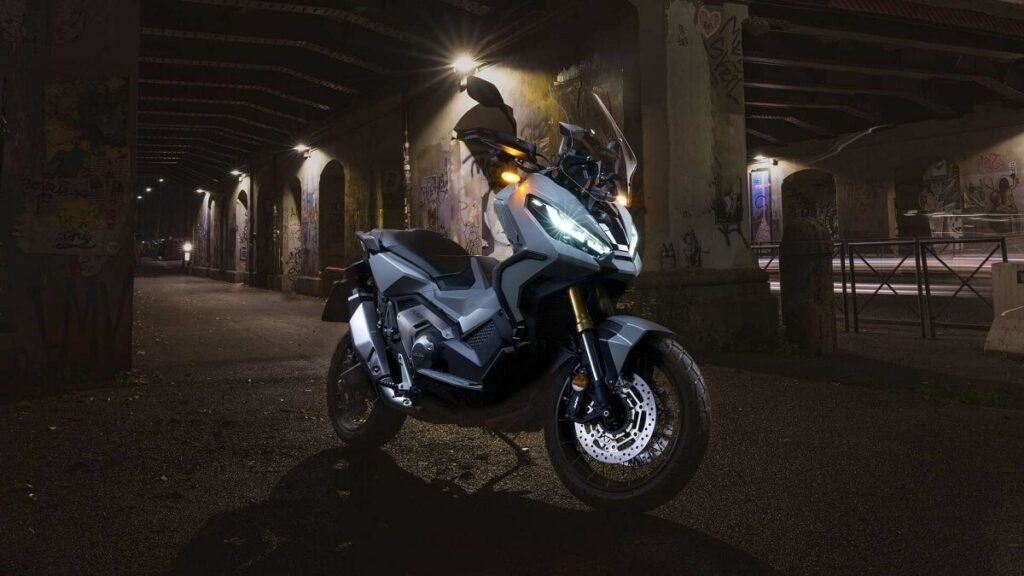 Foto lateral de uma X-ADV 2023 estacionada em uma rua