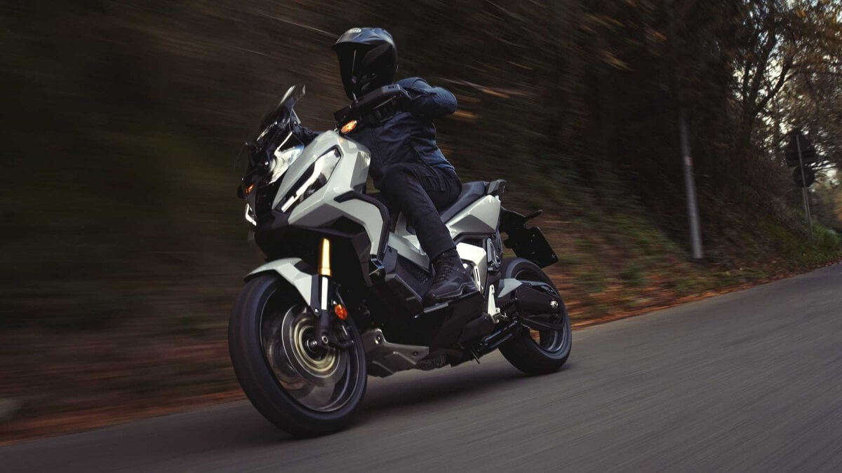 Foto lateral de uma Honda X-ADV 2023 cinza.