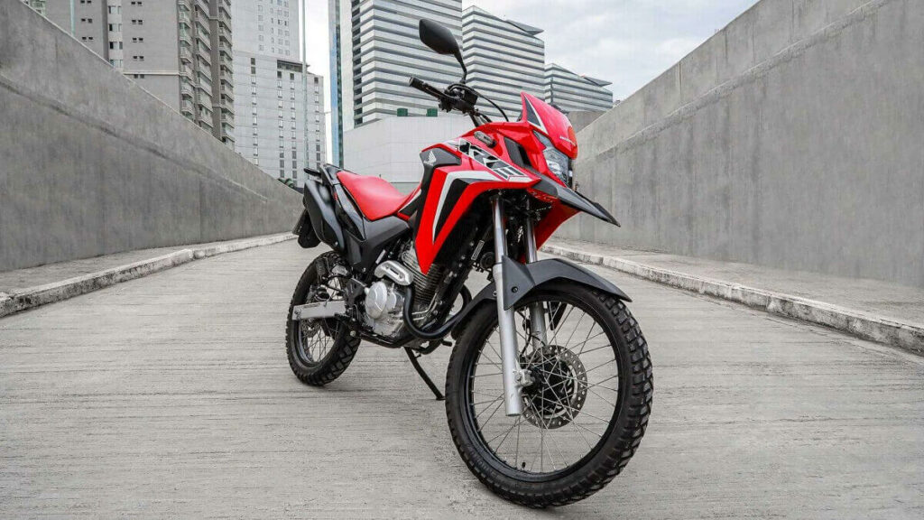 Honda XRE 300 2023 vermelha na estrada