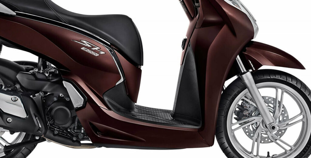Foto do motor da SH 300i 2023 marrom