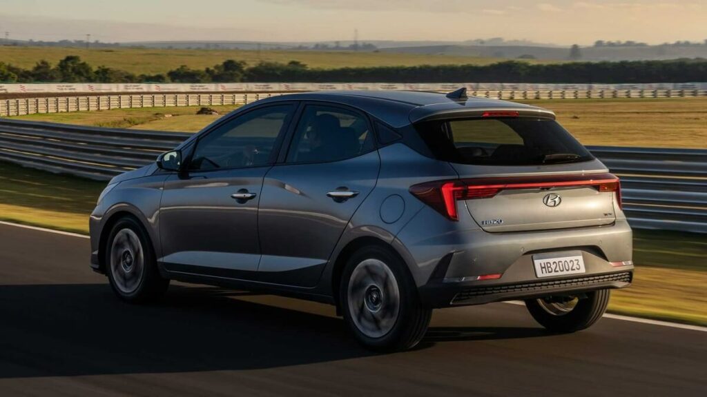 Foto de um Hyundai HB20 2023 andando na estrada