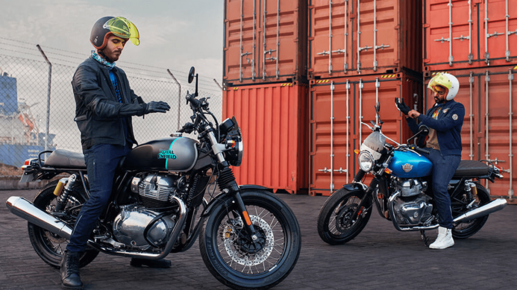 Duas pessoas montadas em motos interceptor.