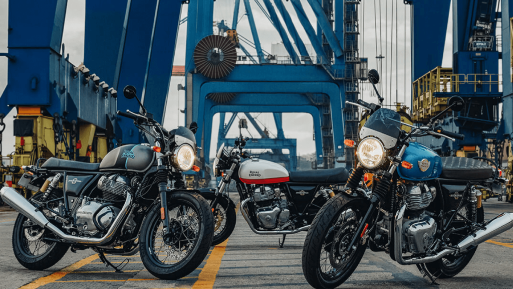 3 motos Interceptor nas cores: azul, branco e cinza.