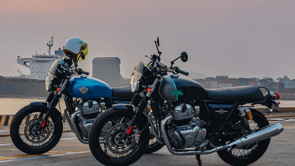 Duas motos interceptor 650 2023, uma no lado da outra.