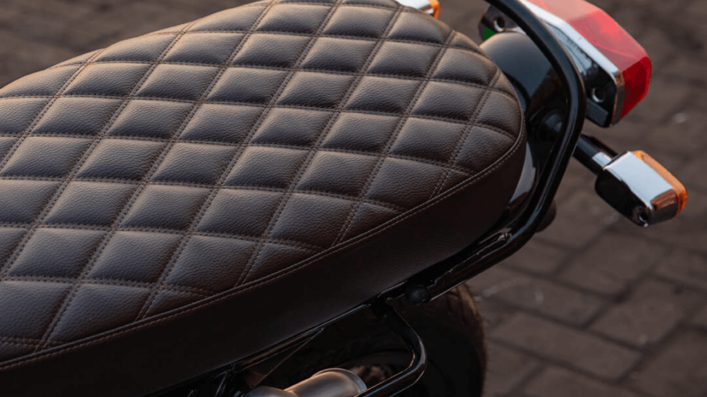 Banco marrom da Royal Enfield Interceptor 650 2023.