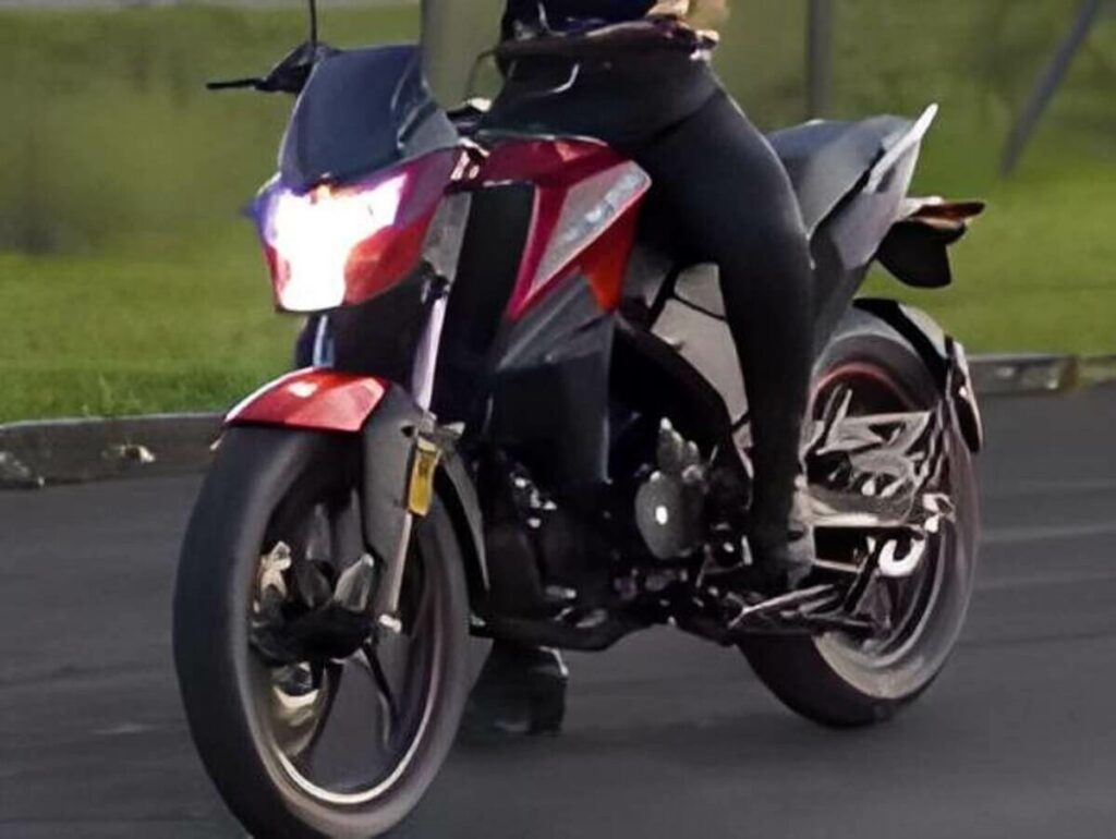 Foto de uma mulher estacionando uma Shineray JEF 150 S