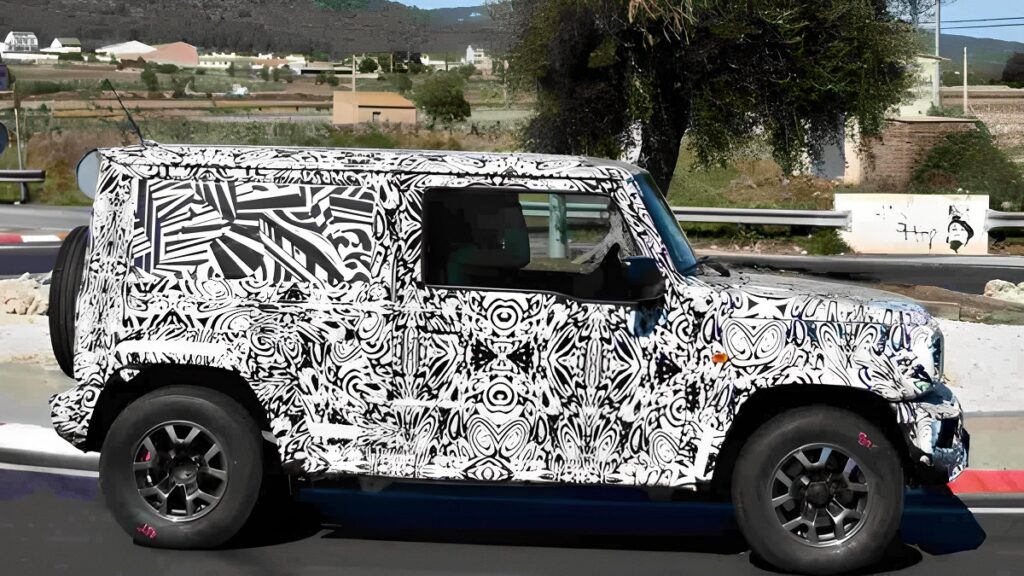 Foto lateral de um Jimny 4 portas com camuflagem preta e branca