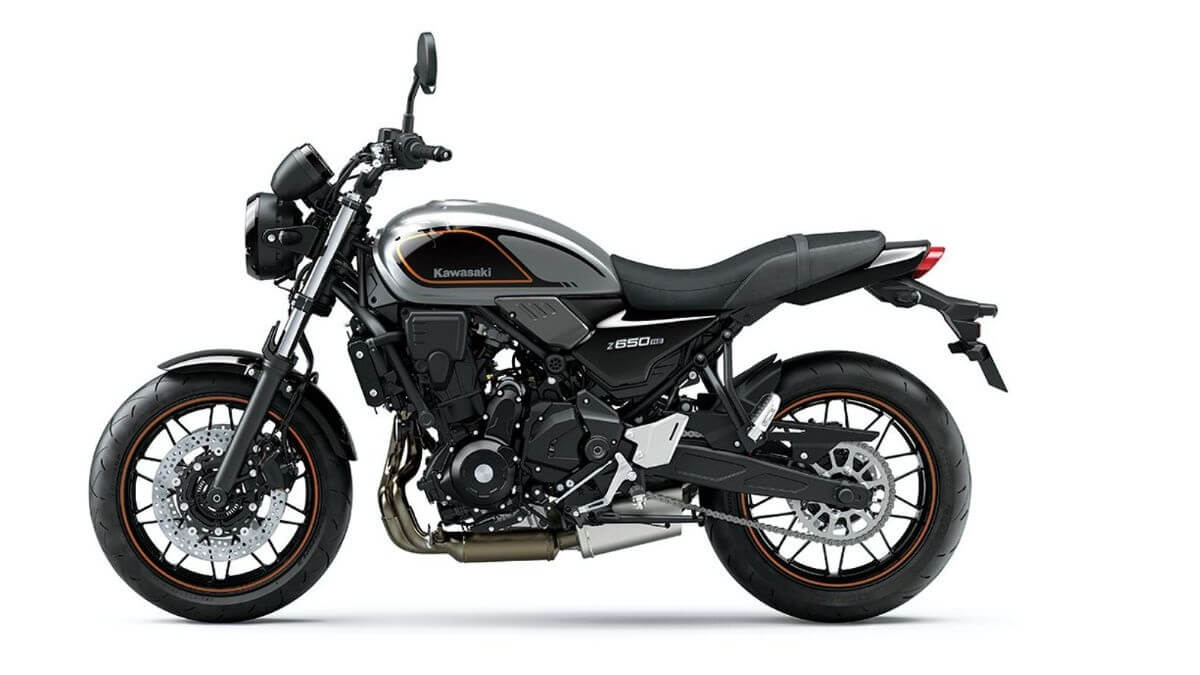 Foto lateral de uma Kawasaki moderna com design clássico