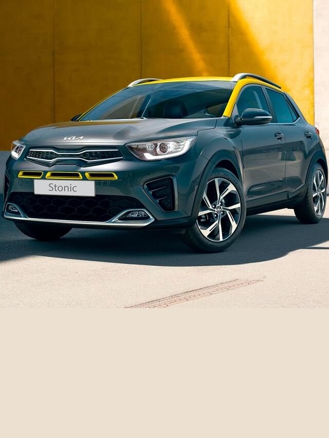 Foto frontal de um Kia Stonic 2023 com o teto amarelo e o restante do carro é cinza