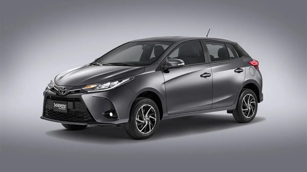 Foto frontal de um Toyota Yaris 2023