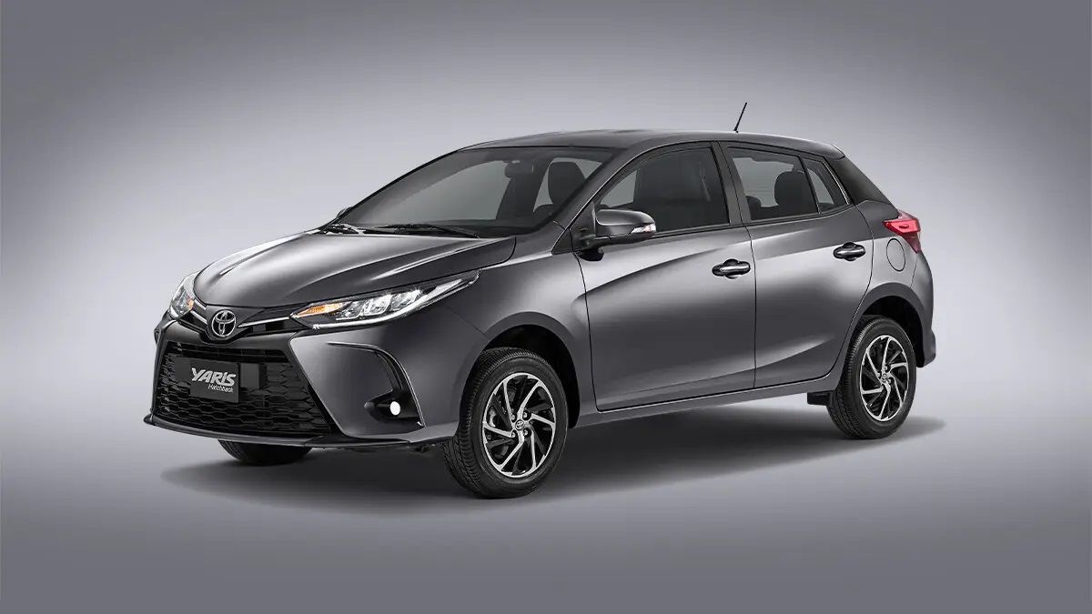Foto frontal de um Toyota Yaris 2023