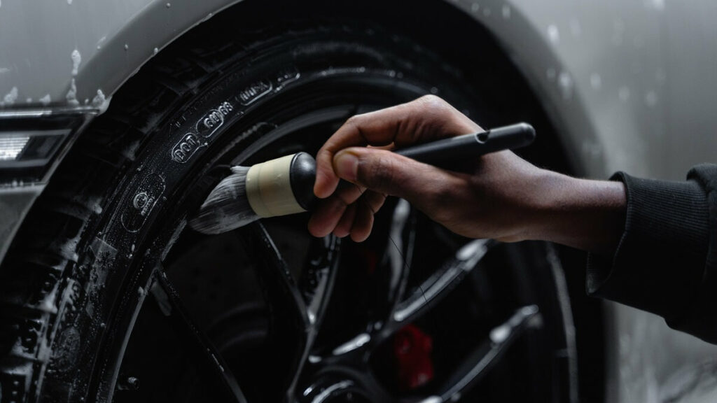 Passando pincel na roda para uma melhor limpeza e agilidade