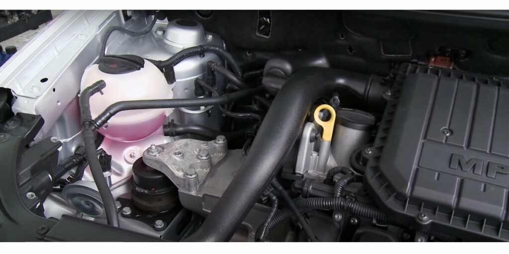 Foto motor do veiculo com a manutenção do aditivo para radiador.