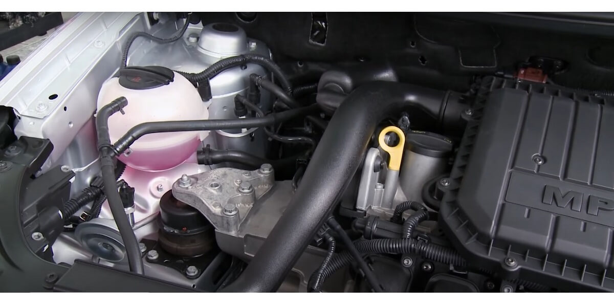 Foto motor do veiculo com a manutenção do aditivo para radiador.