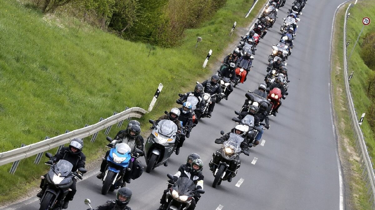 Foto de varias motos em uma passeata