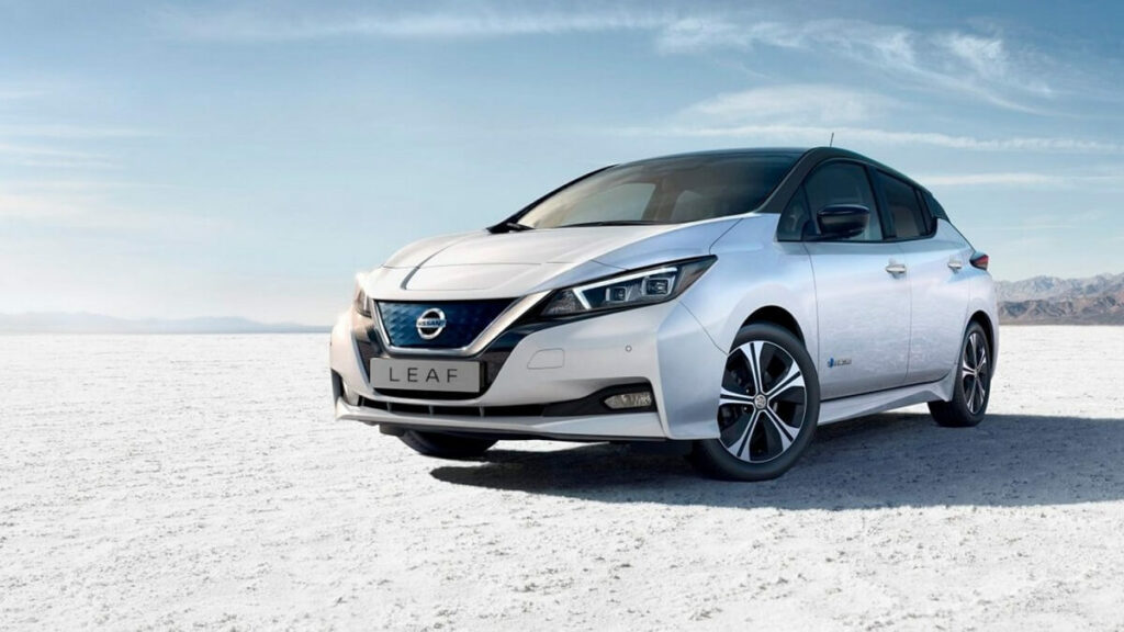 Foto frontal do Nissan Leaf na praia