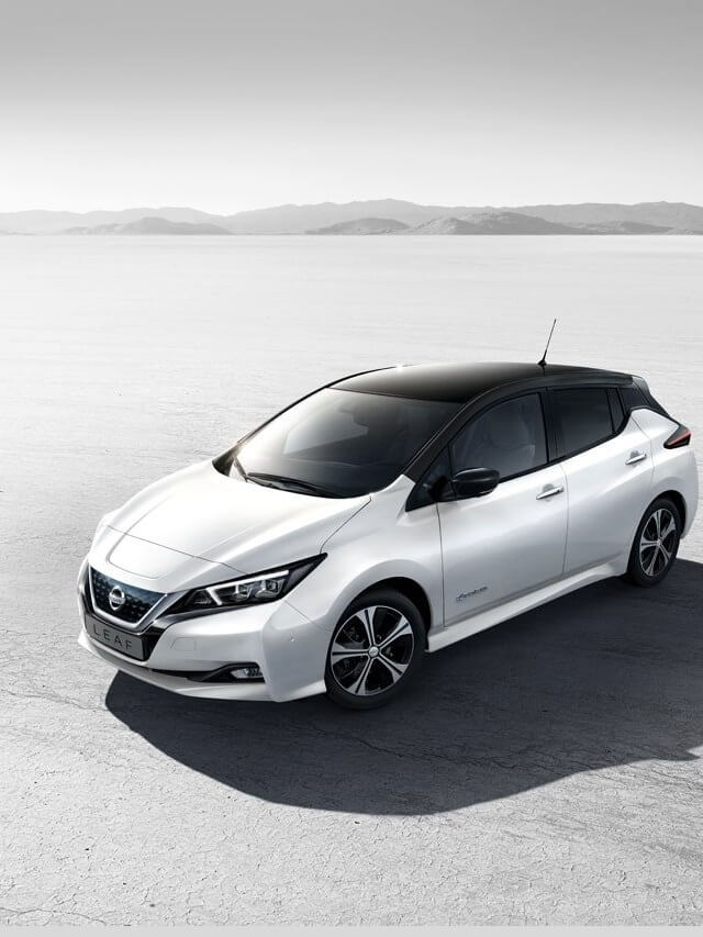 Foto frontal de um Nissan Leaf