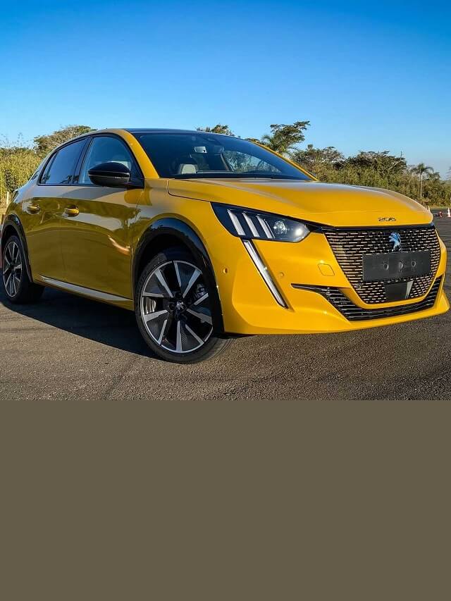 Foto frontal de um Peugeot e-208 2023 amarelo