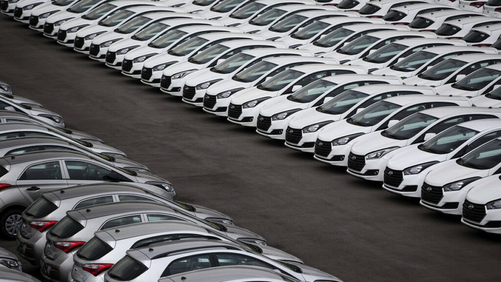 Foto de vários carros lados a lados