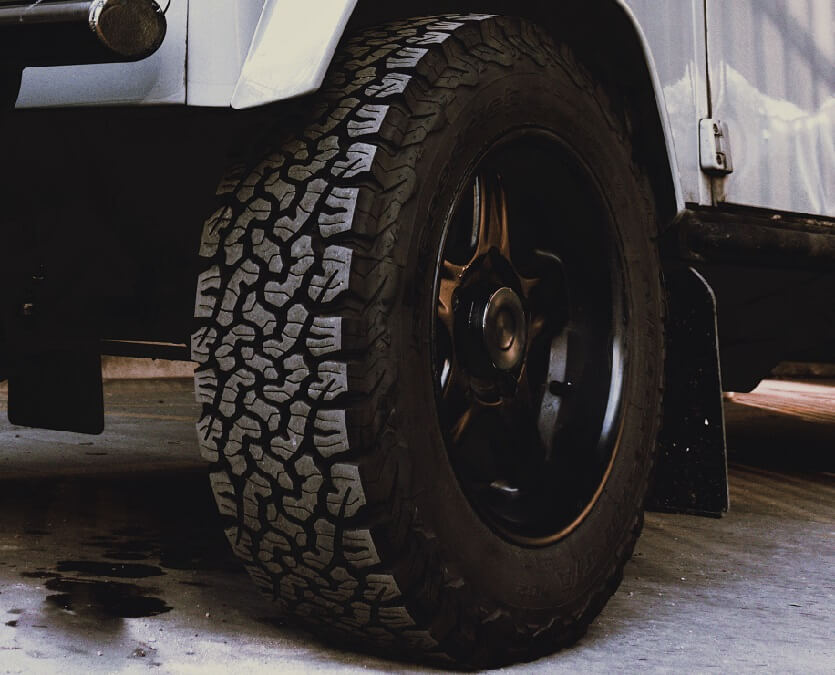 Foto banda de rodagem em um carro off road