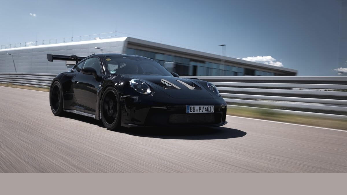 Foto de um Porsche 911 GT3 RS 2023 preto andando em um autódromo