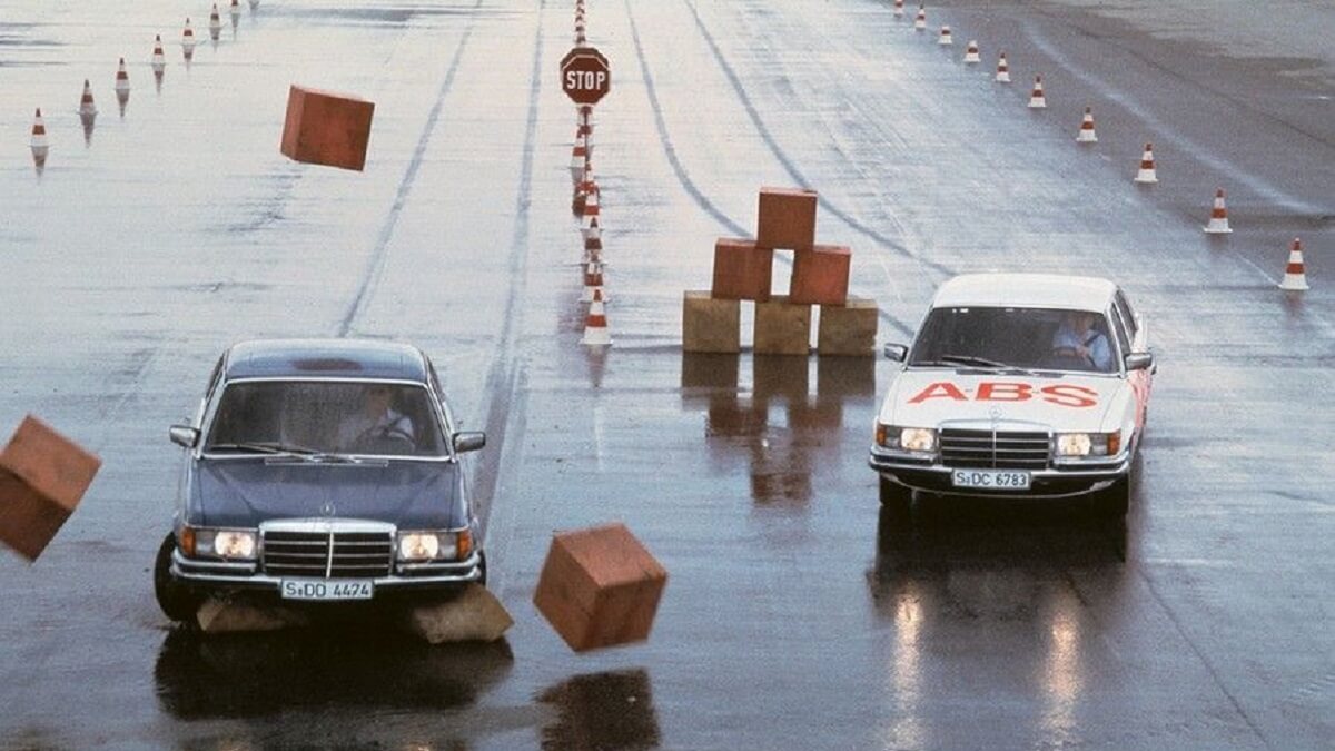 Dois carros realizando testes de frenagem, primeiros testes com Freio ABS em uma pista molhada e com obstáculos.