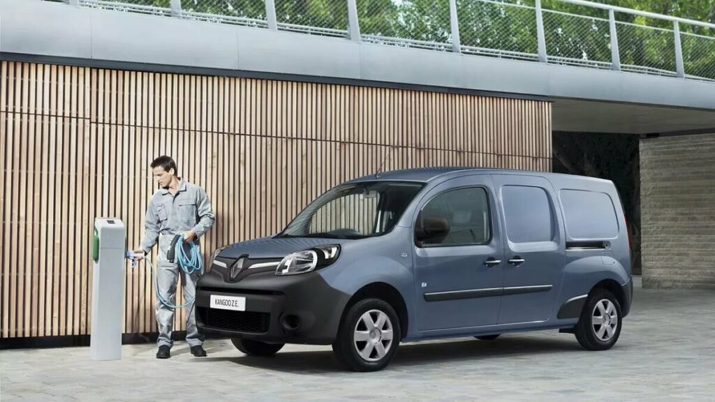 Foto de um Renault Kangoo 2023 recarregando