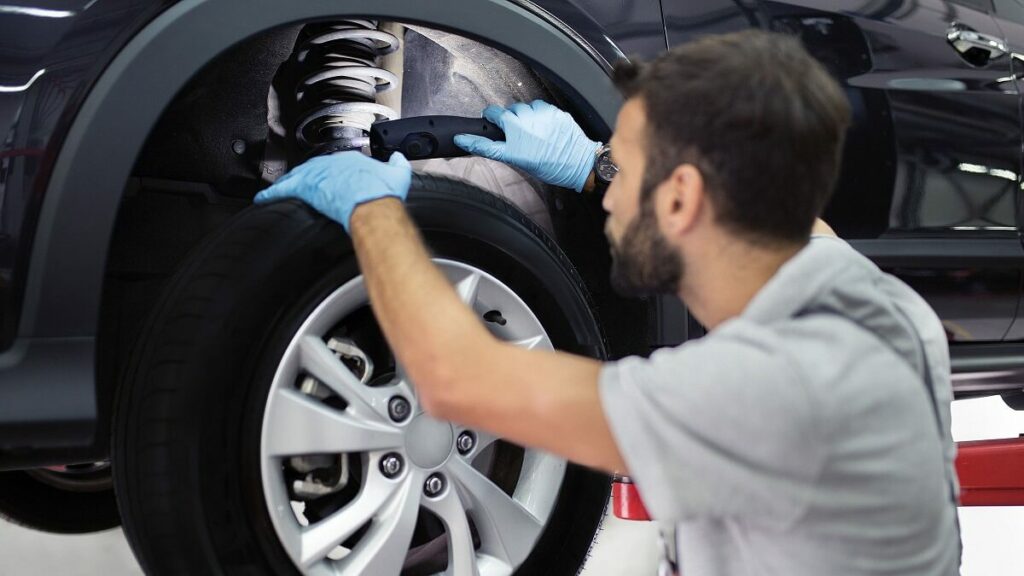 Foto de homem fazendo a revisão de um amortecedor