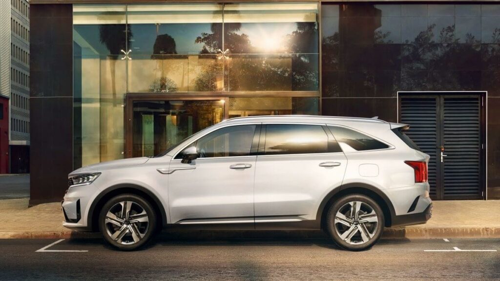 Foto lateral de um Sorento 2023