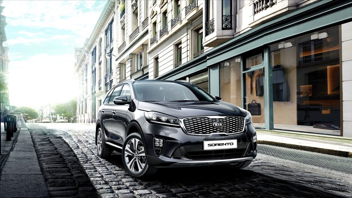 Foto frontal de um Kia Sorento 2023