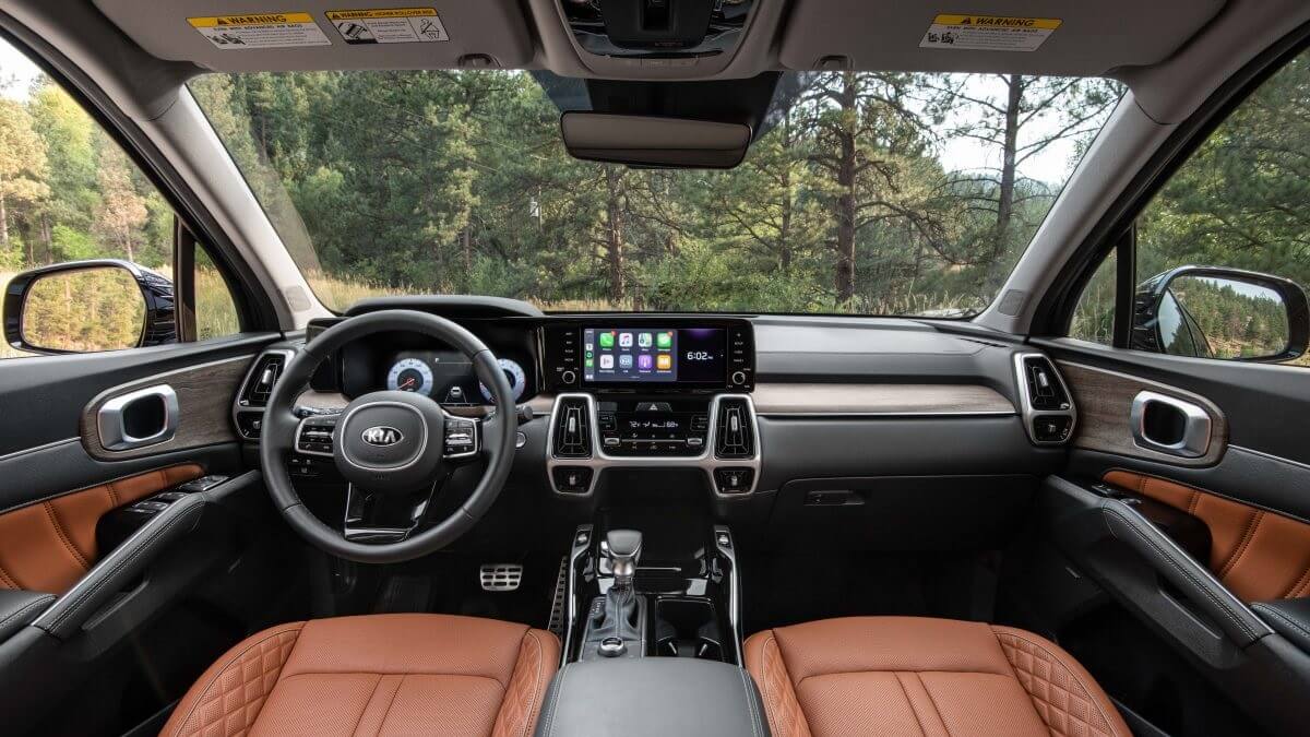 Interior do Sorento 2023 com banco de couro marrom