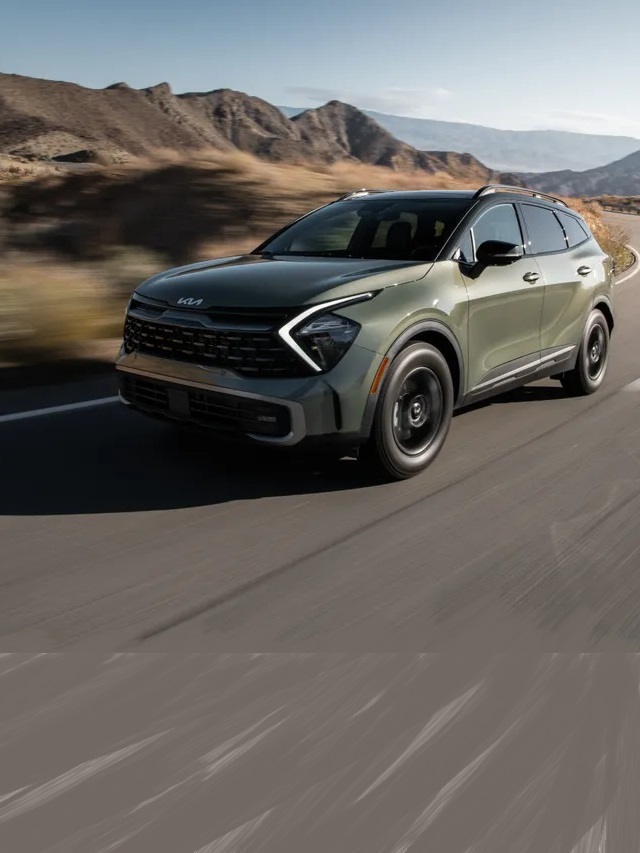 Foto de um Sportage 2023 verde andando em uma estrada